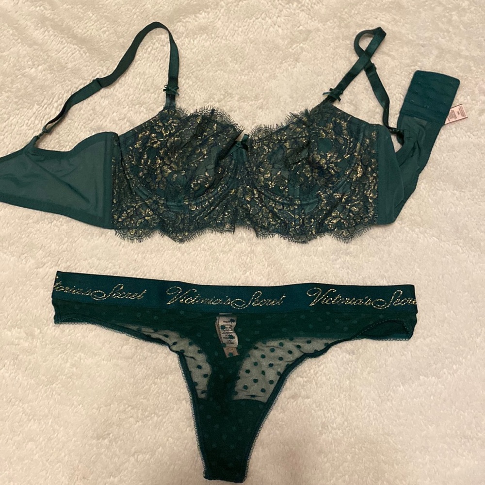 Victoria secrets Hunter green bra with gold wove in the cups size L